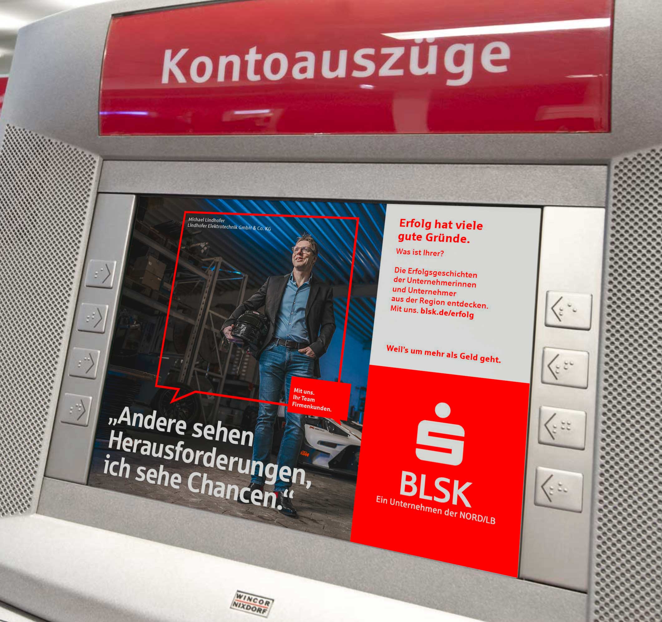 Kontoauszüge Geldautomat mit BLSK-Werbung: Mann präsentiert erfolgreiche Unternehmensgeschichte, Kampagne "Erfolg hat viele gute Gründe