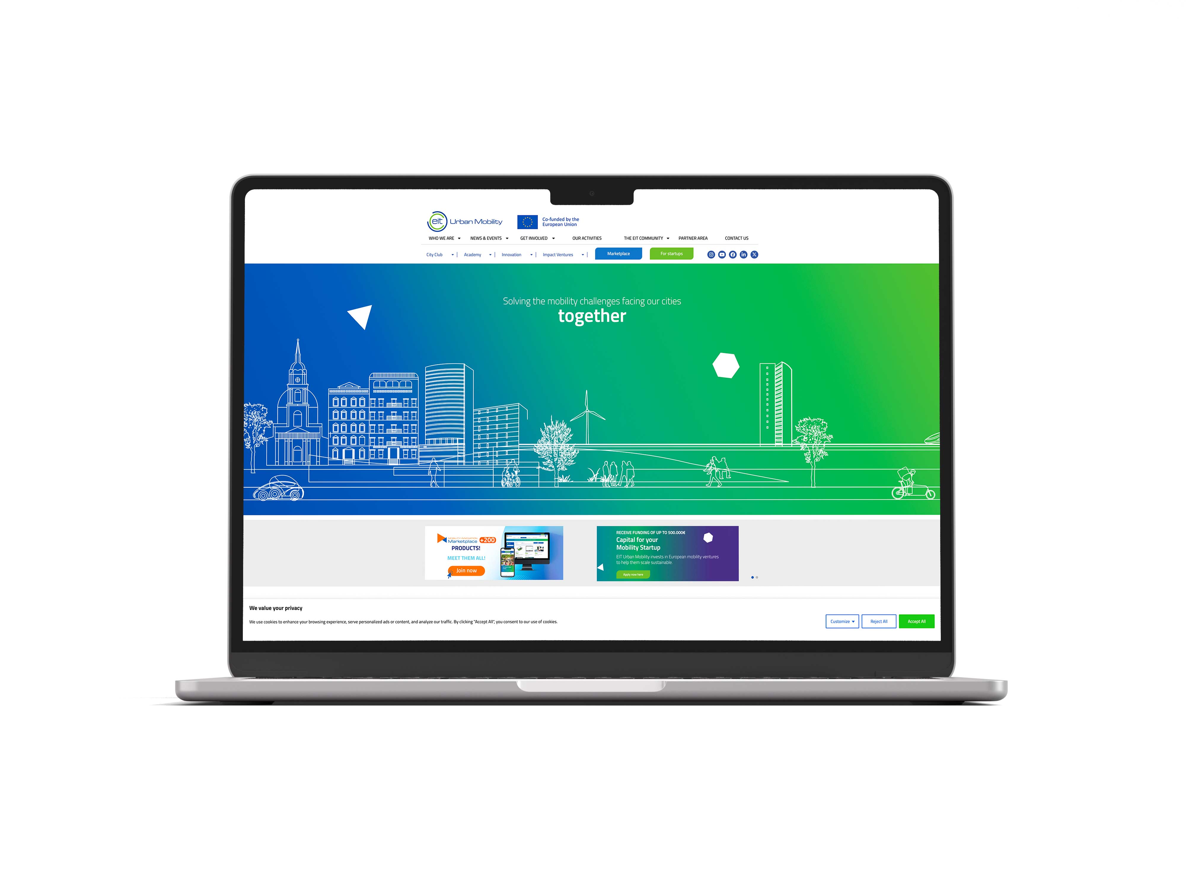 EIT Urban Mobility Marketplace Website auf Laptop-Bildschirm mit blauem bis grünem Gradient-Header, Stadtsilhouette und Claim "Solving mobility challenges together
