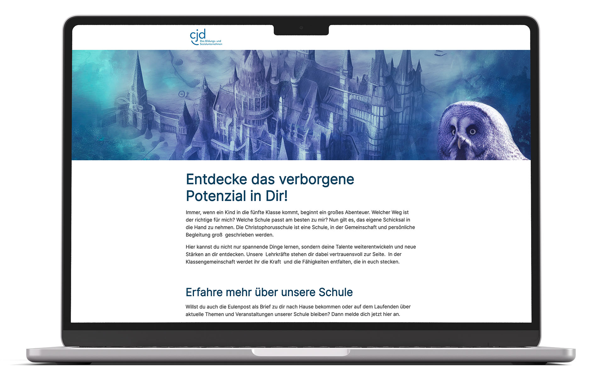 Laptop zeigt CJD Christophorusschule Website mit Fantasy-Schloss und Eule, Überschrift „Entdecke das verborgene Potenzial in Dir", Eulenpost-Kampagne