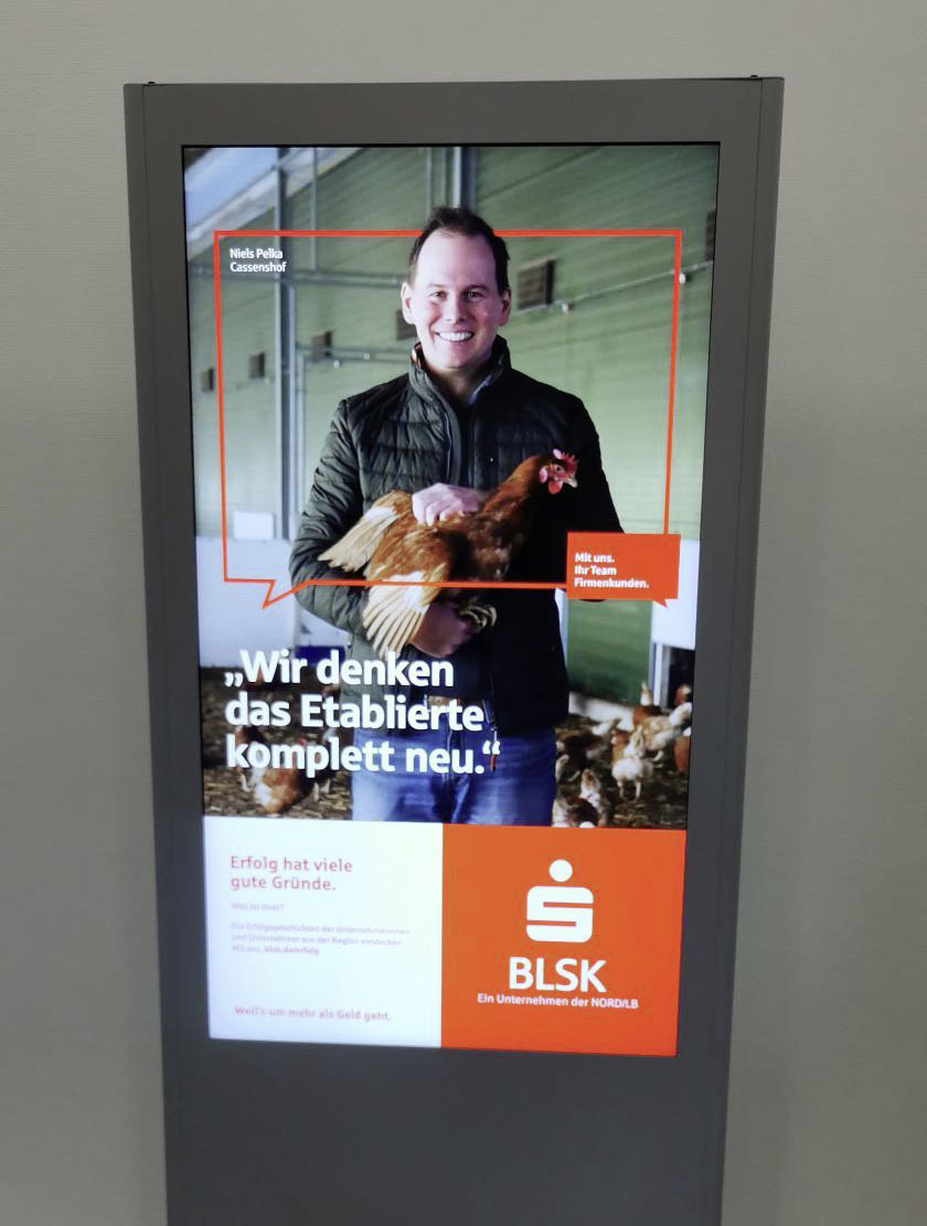 BLSK Kampagne "Erfolg hat viele Gründe" zeigt Mann mit Hühnern in Stall. Zitat: "Wir denken das Etablierte komplett neu." Braunschweigische Landessparkasse.