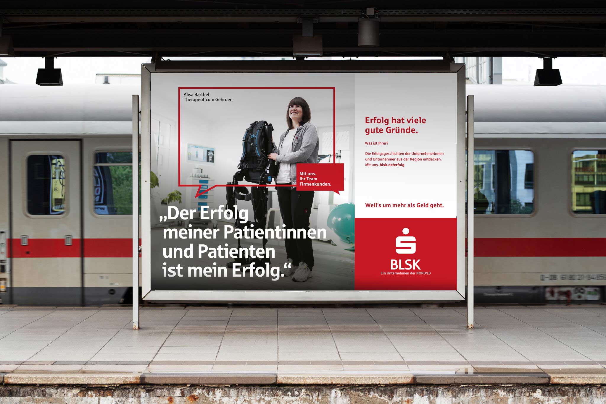 BLSK Kampagne "Erfolg hat viele Gründe" mit Therapeutin und Rucksack an U-Bahn-Haltestelle, Recruiting-Anzeige für Firmenkunden und Mitarbeiter