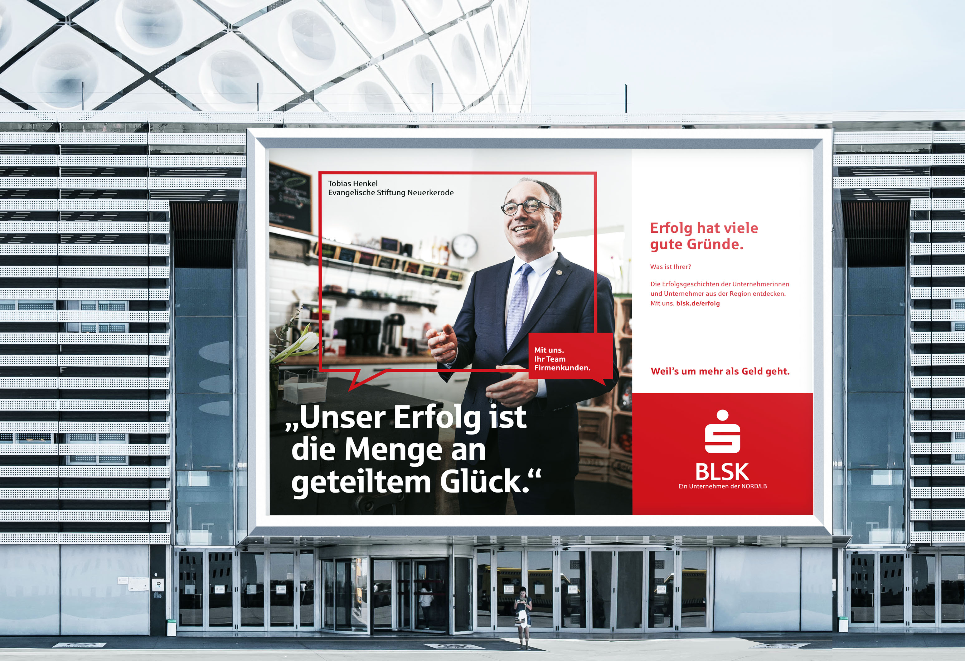 Großflächiges Werbeplakat der Braunschweigischen Landessparkasse an moderner Gebäudefassade mit Claim "Erfolg hat viele gute Gründe" und BLSK-Logo