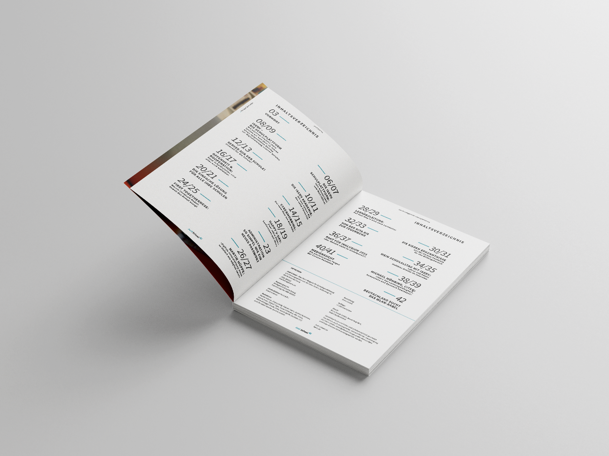 Aufgeschlagenes Designhandbuch der IServ Gruppe mit Markenrichtlinien, Typografie und Corporate-Design-Standards auf weißen Seiten mit rotem Einband.