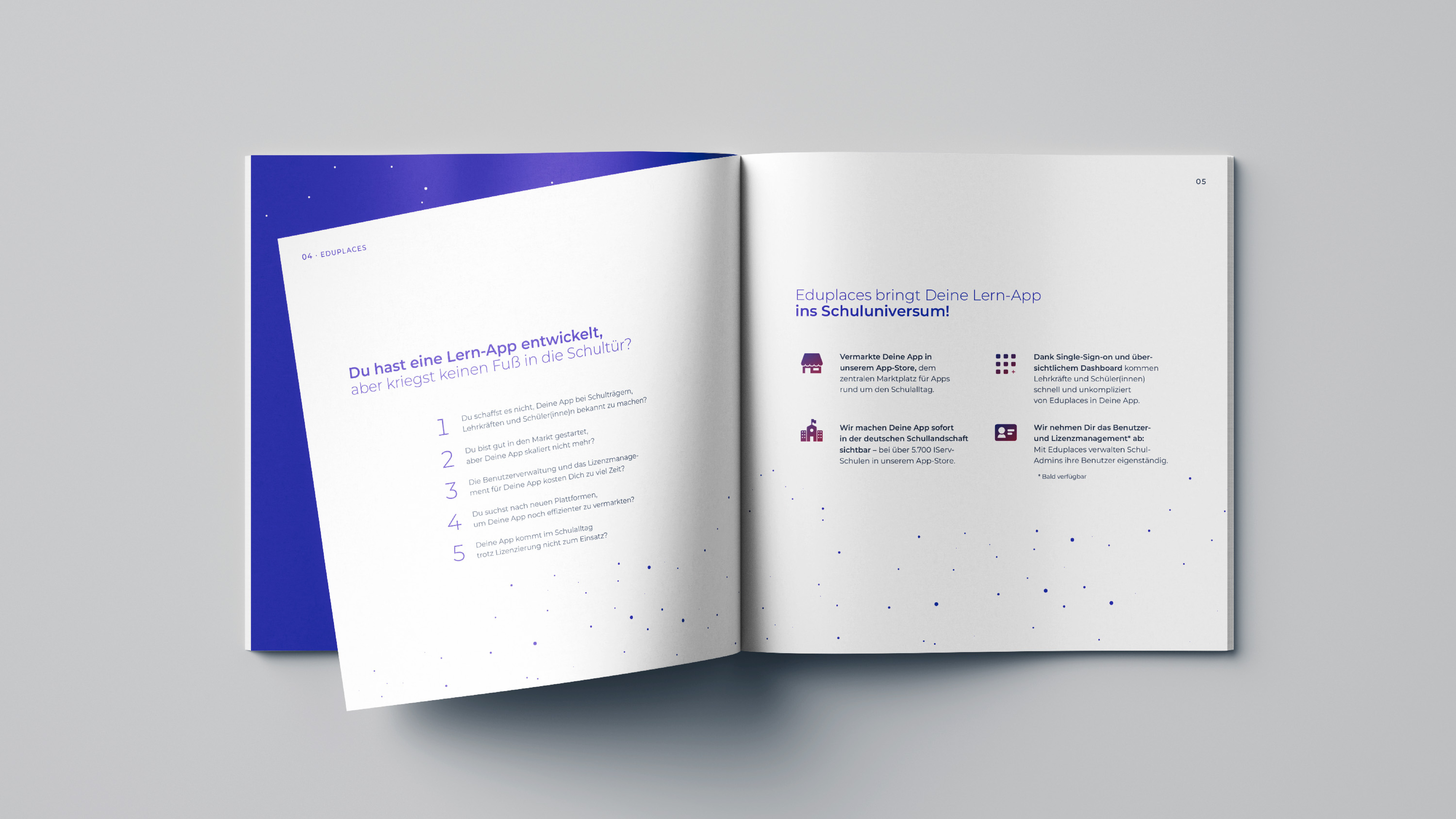 Aufgeschlagenes Schulungsbroschüren-Doppelseite von Eduplaces mit blauem Design, zeigt FAQs zur Lern-App und Features der Schuluniversum-Integration.