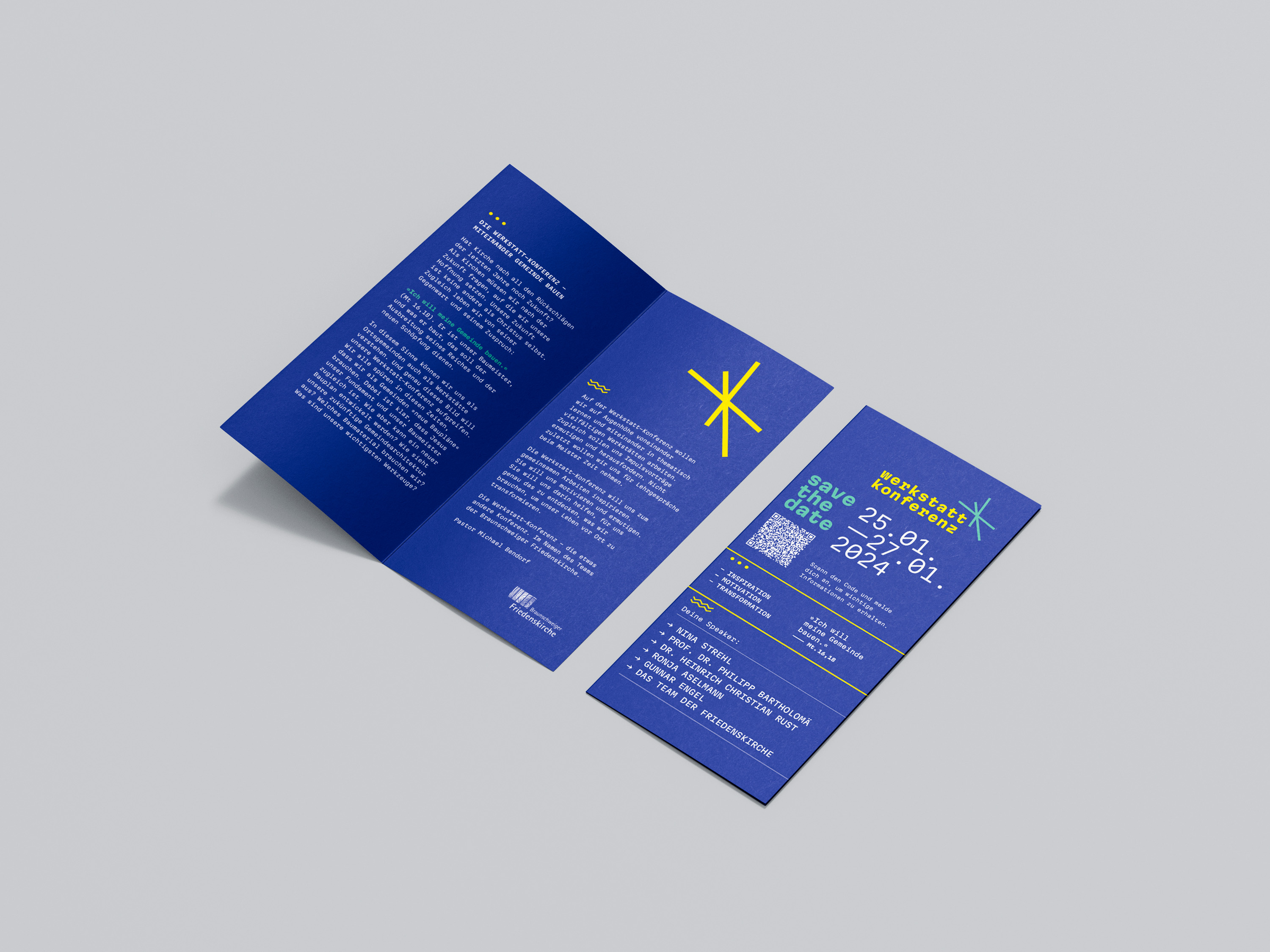 Druckmappe einer Werkstatt-Konferenz in Blau mit gelben Grafiken, Veranstaltungsdaten 25.-27.1.2024 und QR-Code auf der Frontseite