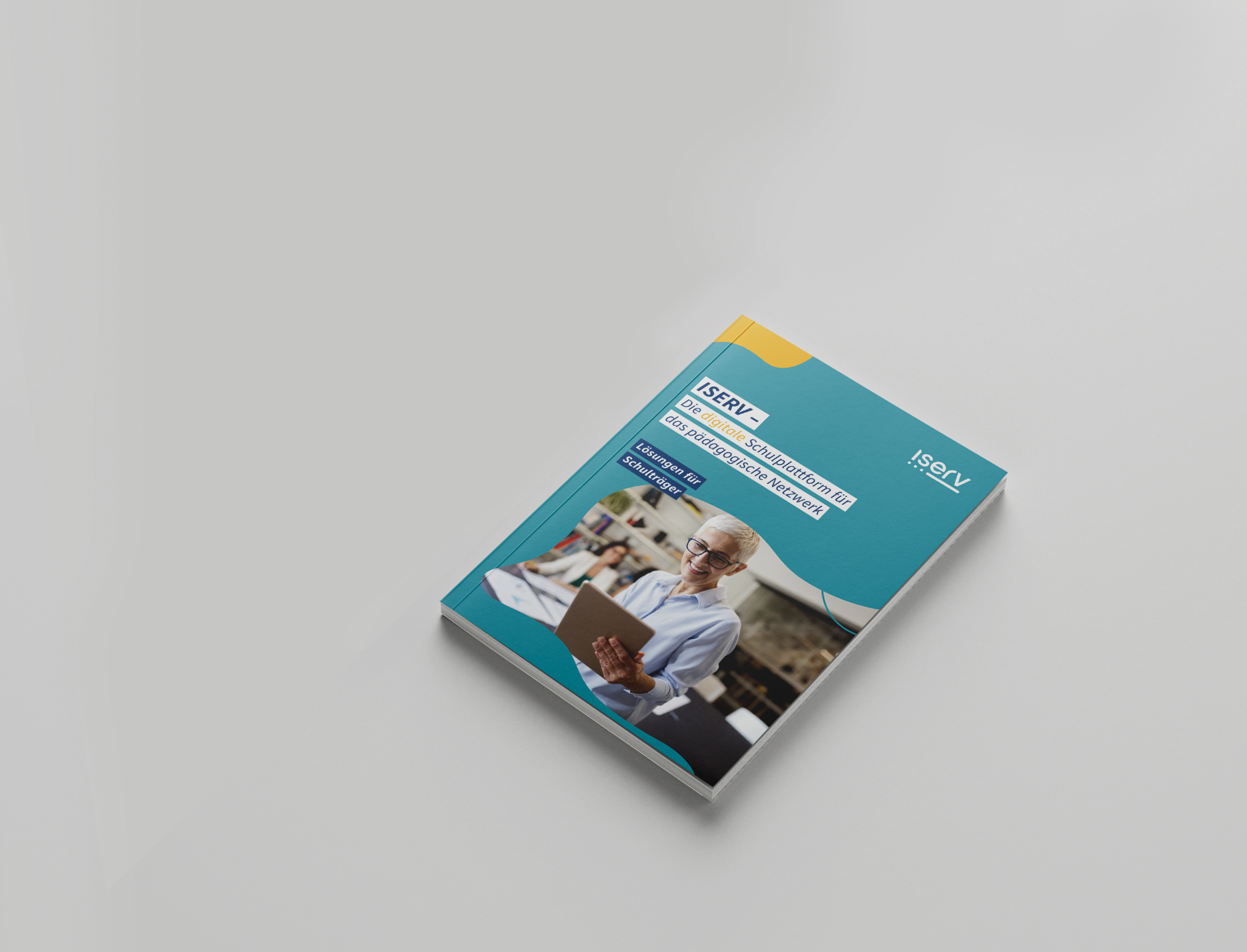 IServ Gruppe Broschüre mit Markendesign in Türkis und Gelb, zeigt Mann mit Tablet, präsentiert Dachmarkenentwicklung und Unternehmensservices.