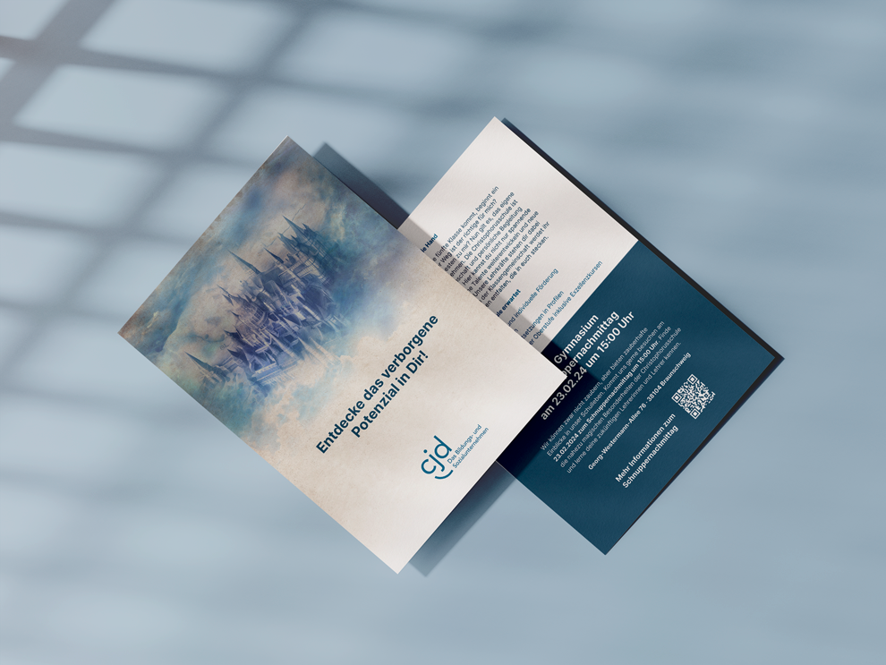 Geöffnete Postkarte der CJD Kampagne "Eulenpost" mit historischem Foto und Informationstext zur Veranstaltung, auf Oberfläche mit Sonnenlicht-Schatten.