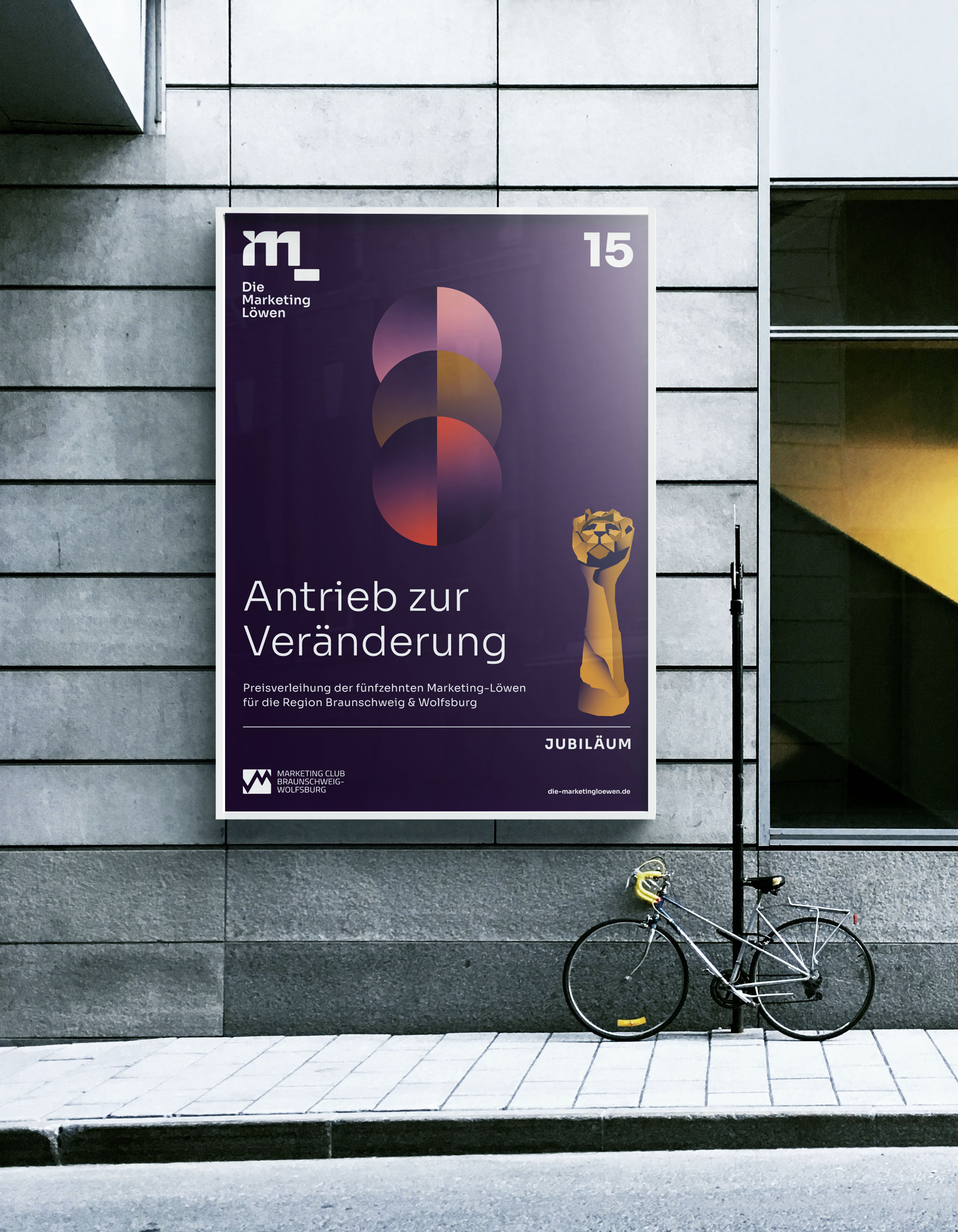 Plakatanschlag für Die Marketing-Löwen 15 mit geometrischen Kreisformen und goldener Löwenfaust zum Rebranding Jubiläum Braunschweig und Wolfsburg.