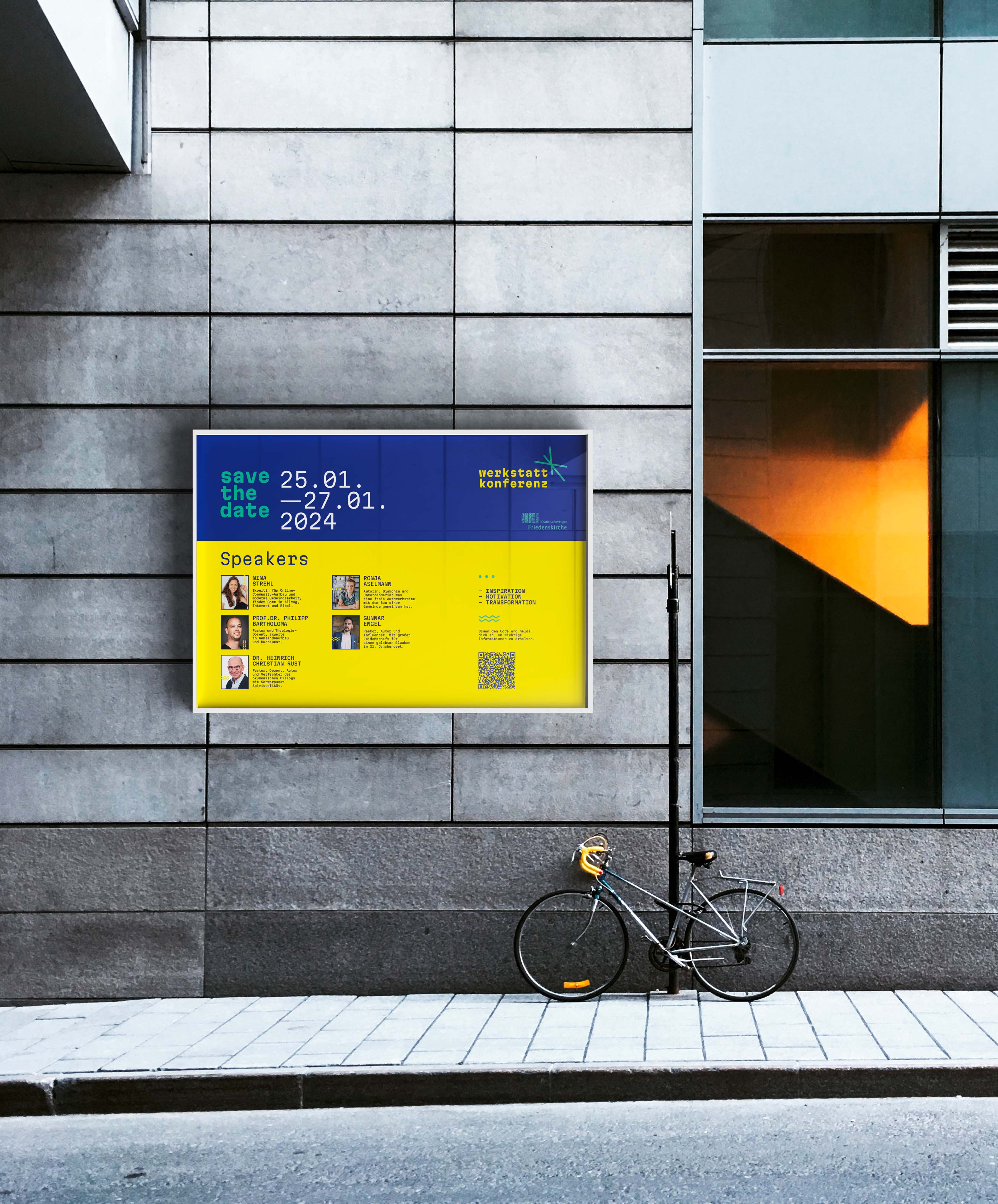 Werkstatt-Konferenz Plakat an grauer Fassade mit Save-the-Date 25.-27.01.2024, Sprecherliste und QR-Code. Davor Fahrrad mit gelbem Helm.