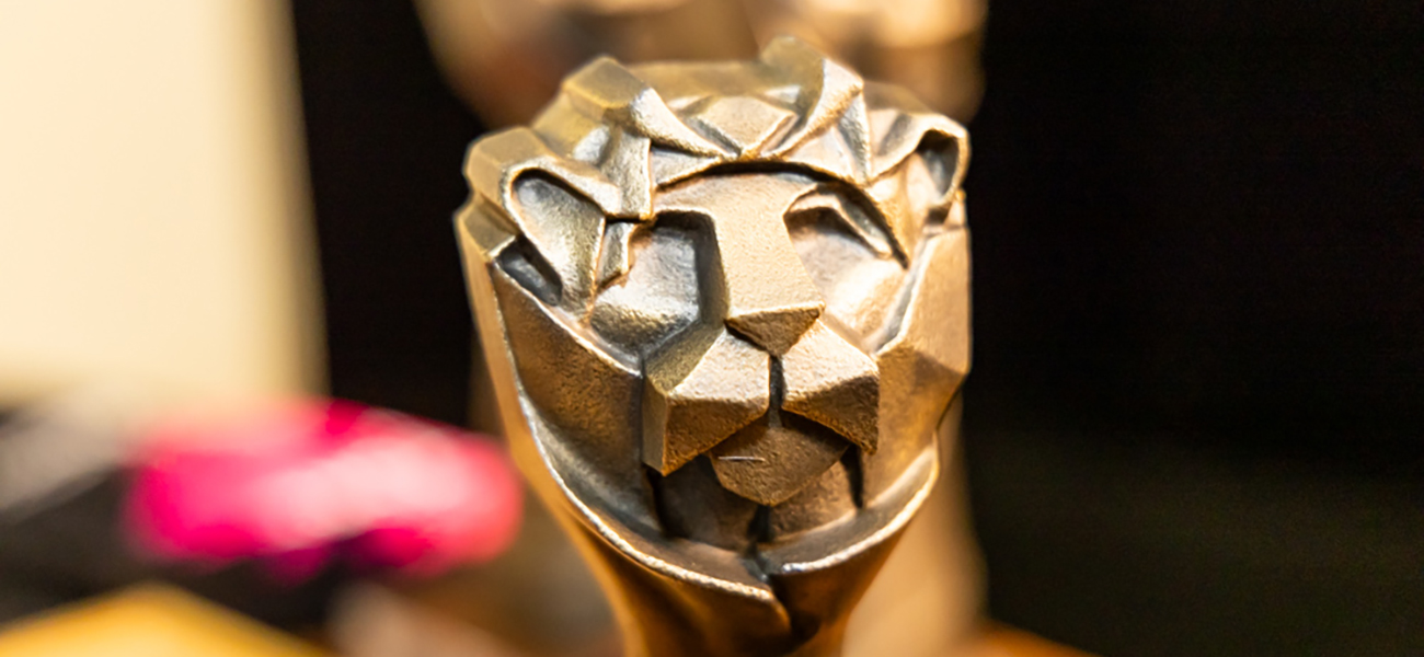 Goldene Löwenkopf-Skulptur, Nahaufnahme, Marketinglöwen Rebranding Logo oder Maskottchen